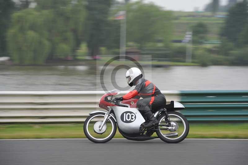 Mallory park Leicestershire;Mallory park photographs;Motorcycle action photographs;classic bikes;event digital images;eventdigitalimages;mallory park;no limits trackday;peter wileman photography;vintage bikes;vintage motorcycles;vmcc festival 1000 bikes