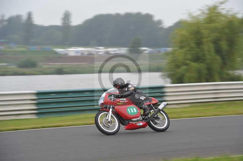 Mallory park Leicestershire;Mallory park photographs;Motorcycle action photographs;classic bikes;event digital images;eventdigitalimages;mallory park;no limits trackday;peter wileman photography;vintage bikes;vintage motorcycles;vmcc festival 1000 bikes