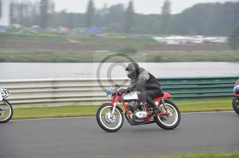 Mallory park Leicestershire;Mallory park photographs;Motorcycle action photographs;classic bikes;event digital images;eventdigitalimages;mallory park;no limits trackday;peter wileman photography;vintage bikes;vintage motorcycles;vmcc festival 1000 bikes