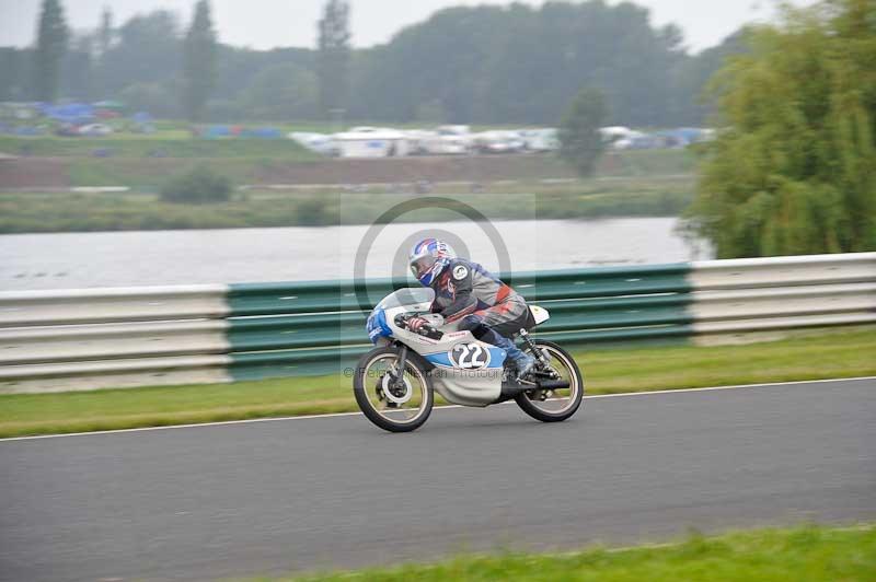 Mallory park Leicestershire;Mallory park photographs;Motorcycle action photographs;classic bikes;event digital images;eventdigitalimages;mallory park;no limits trackday;peter wileman photography;vintage bikes;vintage motorcycles;vmcc festival 1000 bikes