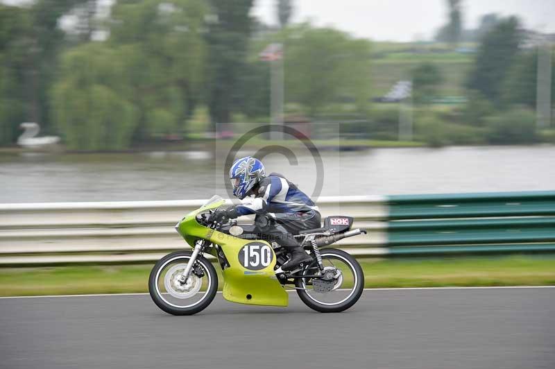 Mallory park Leicestershire;Mallory park photographs;Motorcycle action photographs;classic bikes;event digital images;eventdigitalimages;mallory park;no limits trackday;peter wileman photography;vintage bikes;vintage motorcycles;vmcc festival 1000 bikes