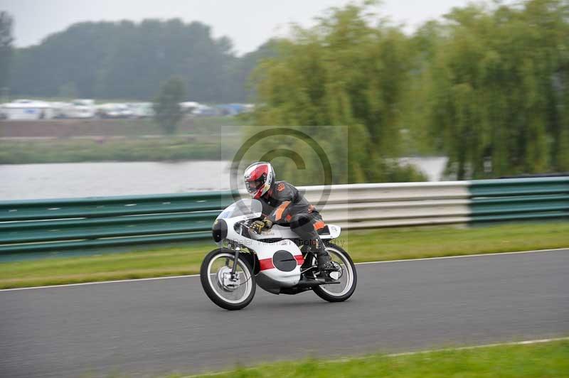 Mallory park Leicestershire;Mallory park photographs;Motorcycle action photographs;classic bikes;event digital images;eventdigitalimages;mallory park;no limits trackday;peter wileman photography;vintage bikes;vintage motorcycles;vmcc festival 1000 bikes