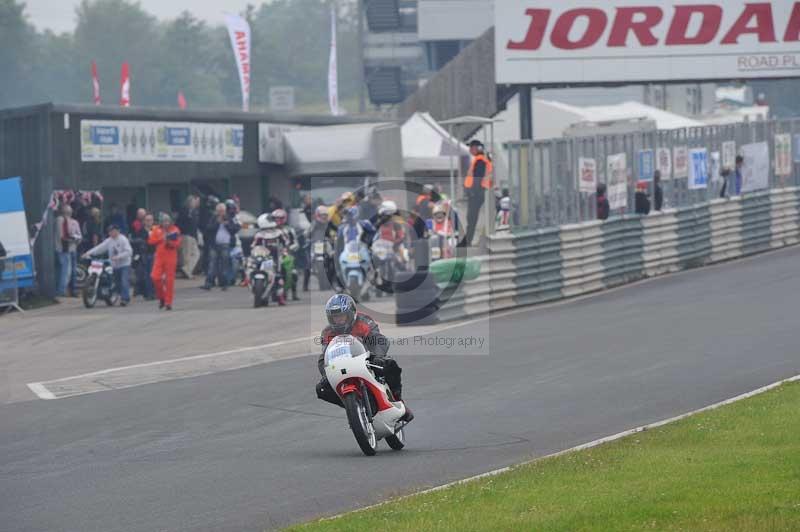 Mallory park Leicestershire;Mallory park photographs;Motorcycle action photographs;classic bikes;event digital images;eventdigitalimages;mallory park;no limits trackday;peter wileman photography;vintage bikes;vintage motorcycles;vmcc festival 1000 bikes