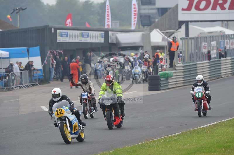 Mallory park Leicestershire;Mallory park photographs;Motorcycle action photographs;classic bikes;event digital images;eventdigitalimages;mallory park;no limits trackday;peter wileman photography;vintage bikes;vintage motorcycles;vmcc festival 1000 bikes