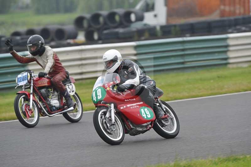 Mallory park Leicestershire;Mallory park photographs;Motorcycle action photographs;classic bikes;event digital images;eventdigitalimages;mallory park;no limits trackday;peter wileman photography;vintage bikes;vintage motorcycles;vmcc festival 1000 bikes