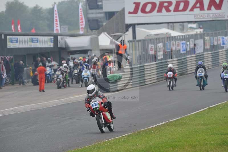 Mallory park Leicestershire;Mallory park photographs;Motorcycle action photographs;classic bikes;event digital images;eventdigitalimages;mallory park;no limits trackday;peter wileman photography;vintage bikes;vintage motorcycles;vmcc festival 1000 bikes