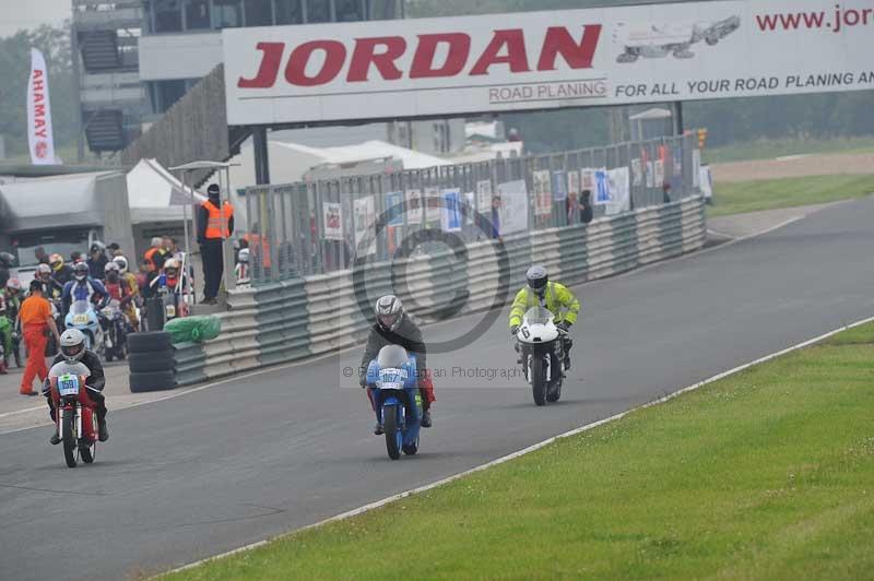 Mallory park Leicestershire;Mallory park photographs;Motorcycle action photographs;classic bikes;event digital images;eventdigitalimages;mallory park;no limits trackday;peter wileman photography;vintage bikes;vintage motorcycles;vmcc festival 1000 bikes