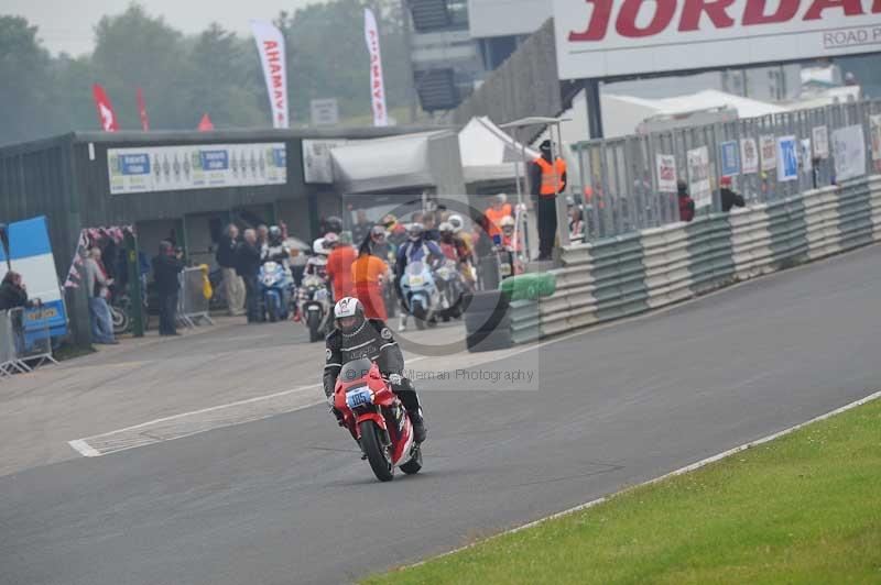 Mallory park Leicestershire;Mallory park photographs;Motorcycle action photographs;classic bikes;event digital images;eventdigitalimages;mallory park;no limits trackday;peter wileman photography;vintage bikes;vintage motorcycles;vmcc festival 1000 bikes