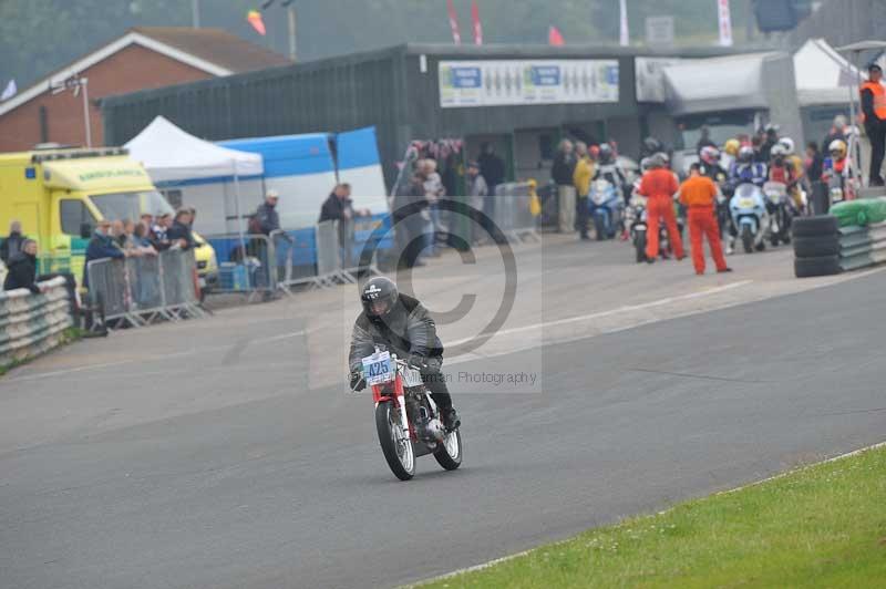 Mallory park Leicestershire;Mallory park photographs;Motorcycle action photographs;classic bikes;event digital images;eventdigitalimages;mallory park;no limits trackday;peter wileman photography;vintage bikes;vintage motorcycles;vmcc festival 1000 bikes