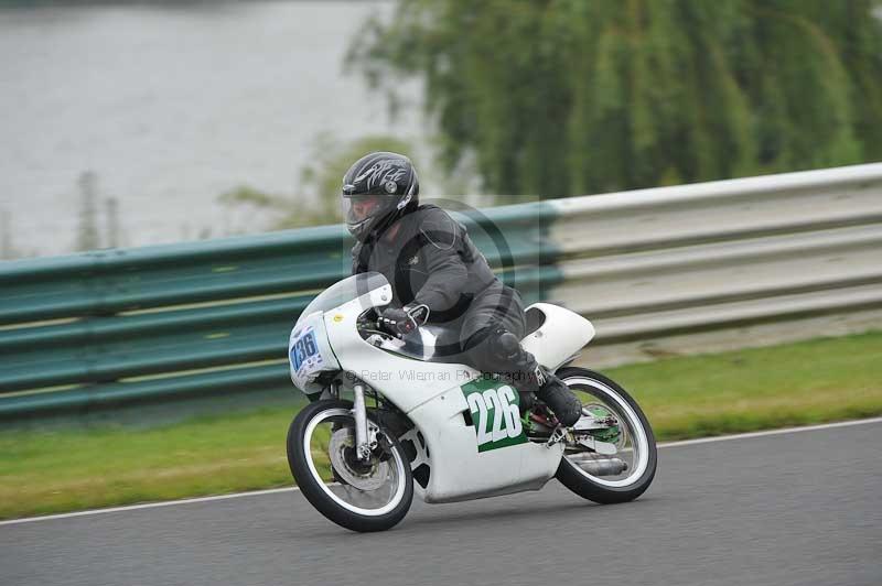 Mallory park Leicestershire;Mallory park photographs;Motorcycle action photographs;classic bikes;event digital images;eventdigitalimages;mallory park;no limits trackday;peter wileman photography;vintage bikes;vintage motorcycles;vmcc festival 1000 bikes