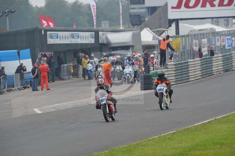 Mallory park Leicestershire;Mallory park photographs;Motorcycle action photographs;classic bikes;event digital images;eventdigitalimages;mallory park;no limits trackday;peter wileman photography;vintage bikes;vintage motorcycles;vmcc festival 1000 bikes