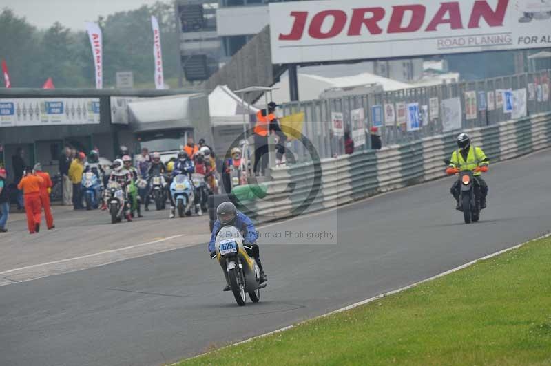 Mallory park Leicestershire;Mallory park photographs;Motorcycle action photographs;classic bikes;event digital images;eventdigitalimages;mallory park;no limits trackday;peter wileman photography;vintage bikes;vintage motorcycles;vmcc festival 1000 bikes