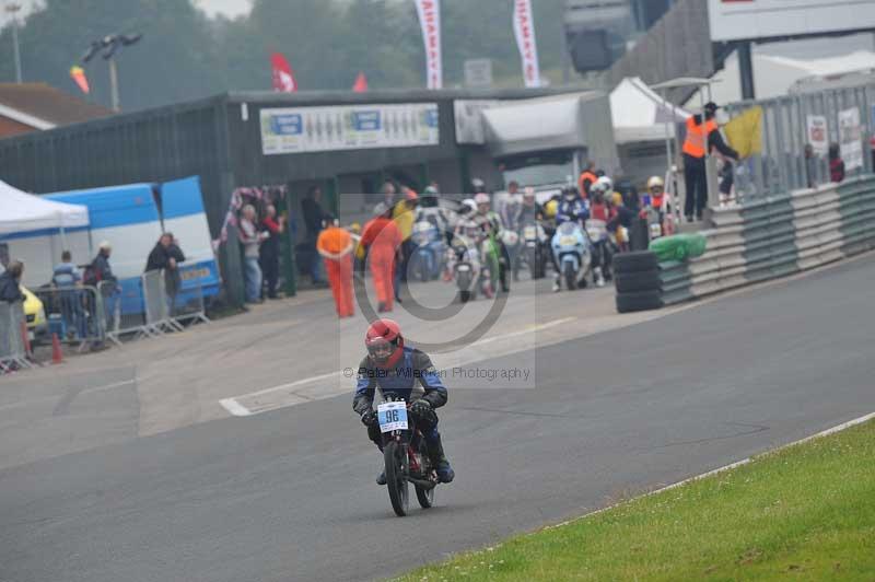 Mallory park Leicestershire;Mallory park photographs;Motorcycle action photographs;classic bikes;event digital images;eventdigitalimages;mallory park;no limits trackday;peter wileman photography;vintage bikes;vintage motorcycles;vmcc festival 1000 bikes