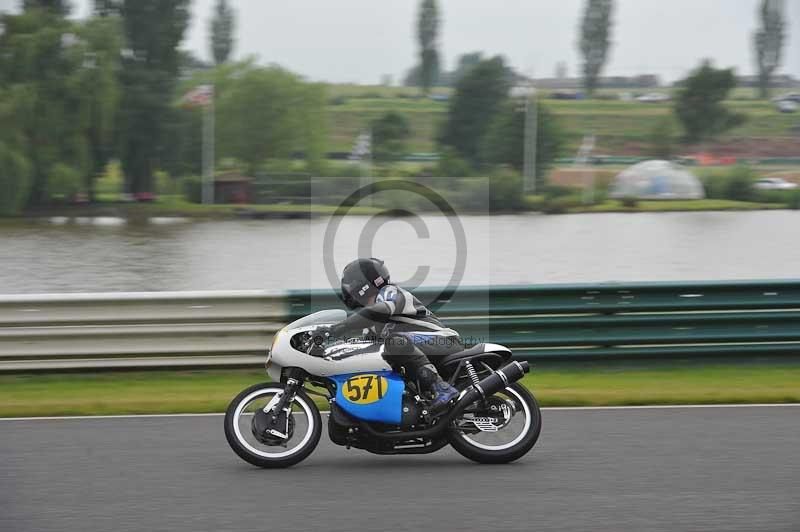 Mallory park Leicestershire;Mallory park photographs;Motorcycle action photographs;classic bikes;event digital images;eventdigitalimages;mallory park;no limits trackday;peter wileman photography;vintage bikes;vintage motorcycles;vmcc festival 1000 bikes