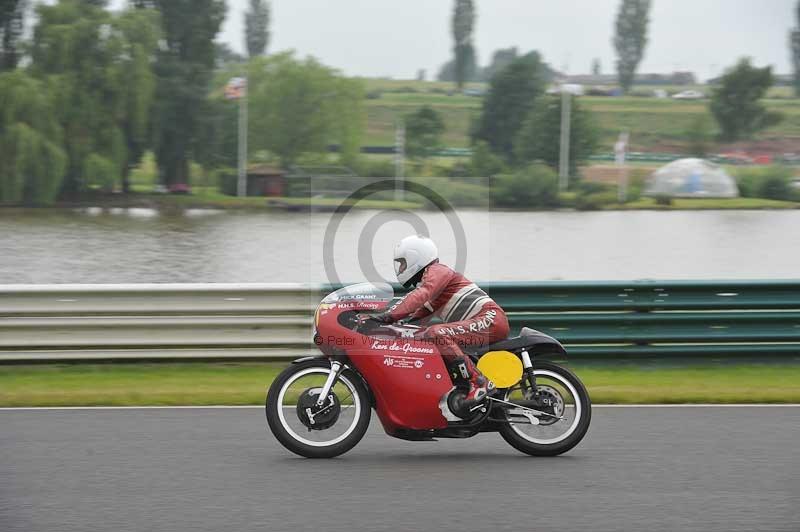 Mallory park Leicestershire;Mallory park photographs;Motorcycle action photographs;classic bikes;event digital images;eventdigitalimages;mallory park;no limits trackday;peter wileman photography;vintage bikes;vintage motorcycles;vmcc festival 1000 bikes