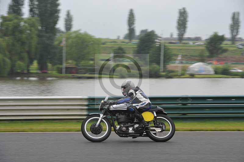 Mallory park Leicestershire;Mallory park photographs;Motorcycle action photographs;classic bikes;event digital images;eventdigitalimages;mallory park;no limits trackday;peter wileman photography;vintage bikes;vintage motorcycles;vmcc festival 1000 bikes