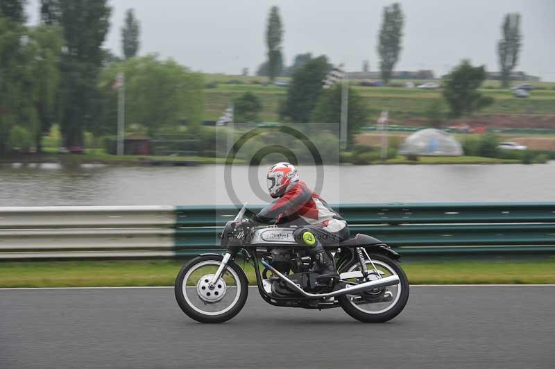 Mallory park Leicestershire;Mallory park photographs;Motorcycle action photographs;classic bikes;event digital images;eventdigitalimages;mallory park;no limits trackday;peter wileman photography;vintage bikes;vintage motorcycles;vmcc festival 1000 bikes