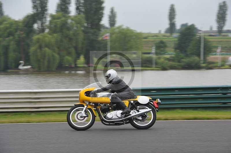 Mallory park Leicestershire;Mallory park photographs;Motorcycle action photographs;classic bikes;event digital images;eventdigitalimages;mallory park;no limits trackday;peter wileman photography;vintage bikes;vintage motorcycles;vmcc festival 1000 bikes