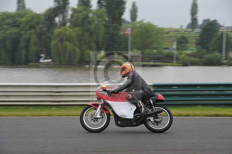 Mallory park Leicestershire;Mallory park photographs;Motorcycle action photographs;classic bikes;event digital images;eventdigitalimages;mallory park;no limits trackday;peter wileman photography;vintage bikes;vintage motorcycles;vmcc festival 1000 bikes