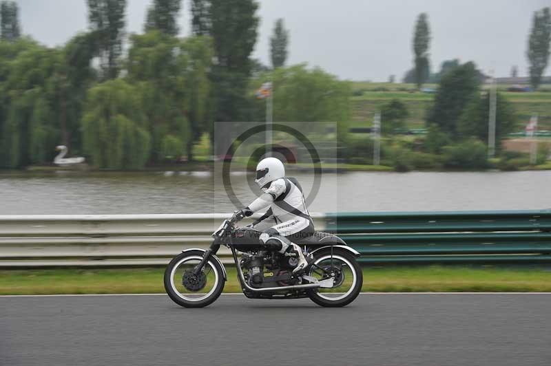 Mallory park Leicestershire;Mallory park photographs;Motorcycle action photographs;classic bikes;event digital images;eventdigitalimages;mallory park;no limits trackday;peter wileman photography;vintage bikes;vintage motorcycles;vmcc festival 1000 bikes