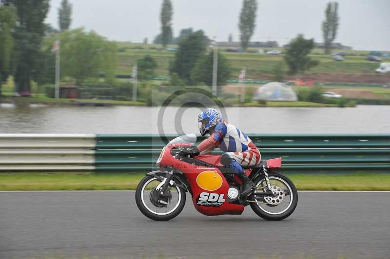 Mallory park Leicestershire;Mallory park photographs;Motorcycle action photographs;classic bikes;event digital images;eventdigitalimages;mallory park;no limits trackday;peter wileman photography;vintage bikes;vintage motorcycles;vmcc festival 1000 bikes