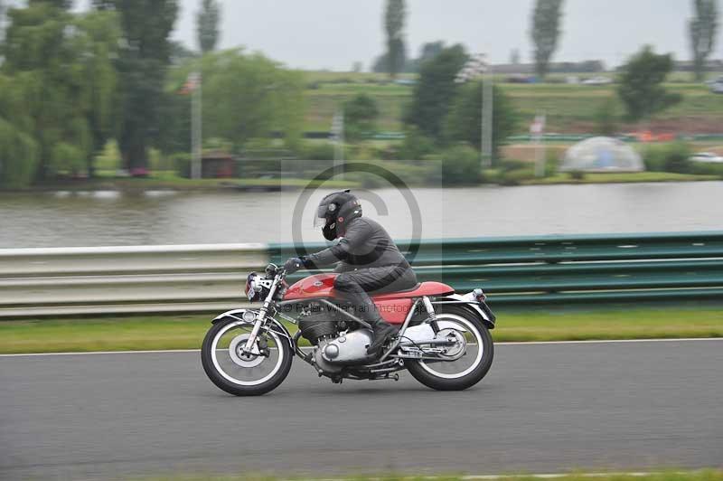 Mallory park Leicestershire;Mallory park photographs;Motorcycle action photographs;classic bikes;event digital images;eventdigitalimages;mallory park;no limits trackday;peter wileman photography;vintage bikes;vintage motorcycles;vmcc festival 1000 bikes