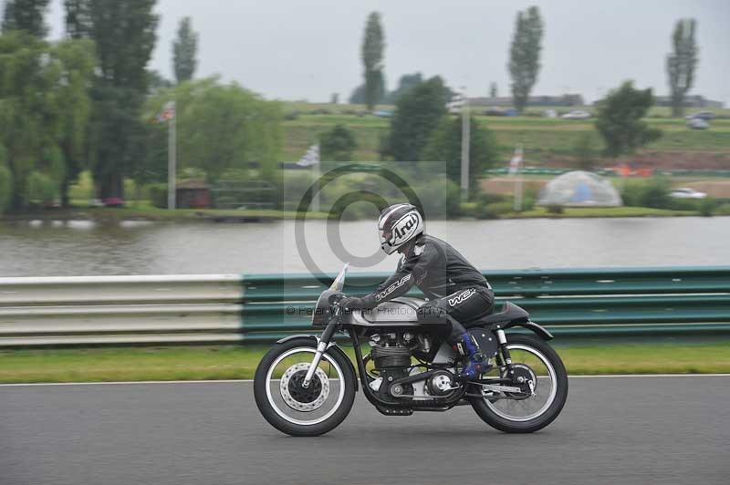 Mallory park Leicestershire;Mallory park photographs;Motorcycle action photographs;classic bikes;event digital images;eventdigitalimages;mallory park;no limits trackday;peter wileman photography;vintage bikes;vintage motorcycles;vmcc festival 1000 bikes