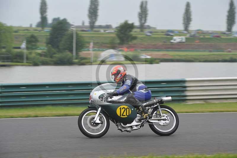 Mallory park Leicestershire;Mallory park photographs;Motorcycle action photographs;classic bikes;event digital images;eventdigitalimages;mallory park;no limits trackday;peter wileman photography;vintage bikes;vintage motorcycles;vmcc festival 1000 bikes