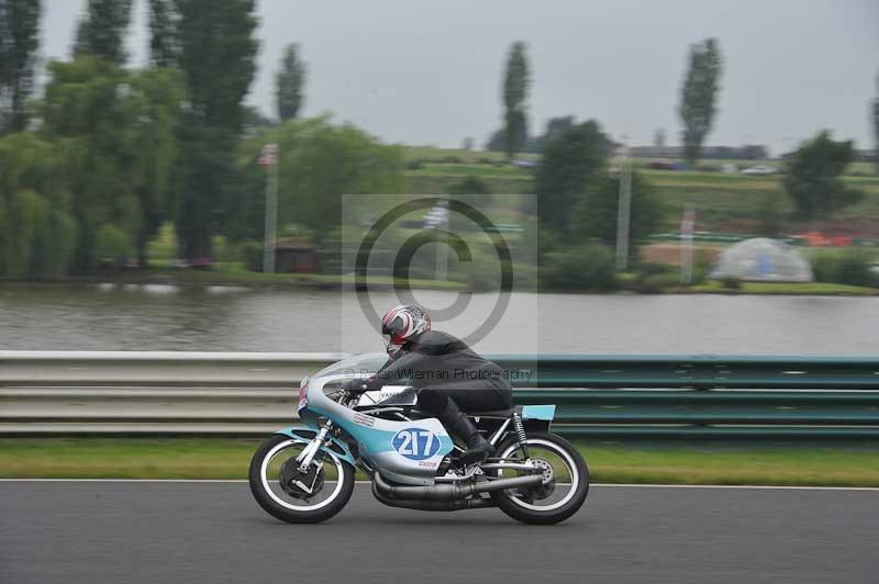 Mallory park Leicestershire;Mallory park photographs;Motorcycle action photographs;classic bikes;event digital images;eventdigitalimages;mallory park;no limits trackday;peter wileman photography;vintage bikes;vintage motorcycles;vmcc festival 1000 bikes