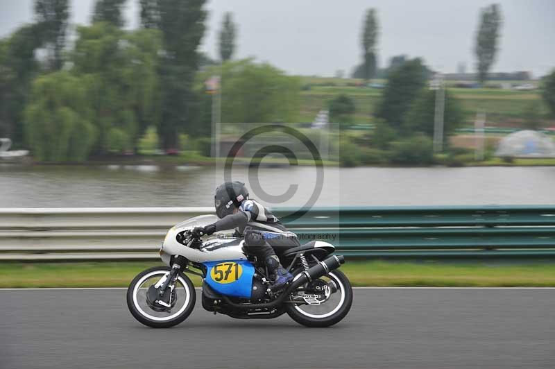 Mallory park Leicestershire;Mallory park photographs;Motorcycle action photographs;classic bikes;event digital images;eventdigitalimages;mallory park;no limits trackday;peter wileman photography;vintage bikes;vintage motorcycles;vmcc festival 1000 bikes