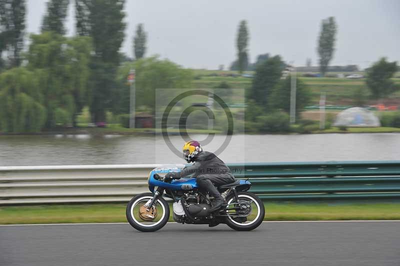 Mallory park Leicestershire;Mallory park photographs;Motorcycle action photographs;classic bikes;event digital images;eventdigitalimages;mallory park;no limits trackday;peter wileman photography;vintage bikes;vintage motorcycles;vmcc festival 1000 bikes