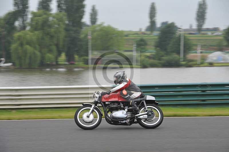 Mallory park Leicestershire;Mallory park photographs;Motorcycle action photographs;classic bikes;event digital images;eventdigitalimages;mallory park;no limits trackday;peter wileman photography;vintage bikes;vintage motorcycles;vmcc festival 1000 bikes