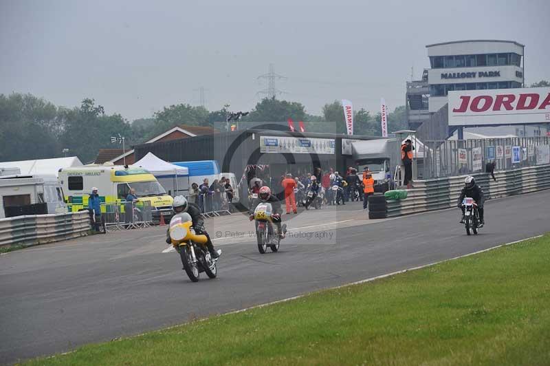 Mallory park Leicestershire;Mallory park photographs;Motorcycle action photographs;classic bikes;event digital images;eventdigitalimages;mallory park;no limits trackday;peter wileman photography;vintage bikes;vintage motorcycles;vmcc festival 1000 bikes