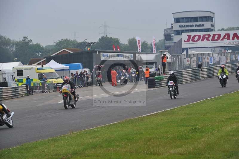 Mallory park Leicestershire;Mallory park photographs;Motorcycle action photographs;classic bikes;event digital images;eventdigitalimages;mallory park;no limits trackday;peter wileman photography;vintage bikes;vintage motorcycles;vmcc festival 1000 bikes