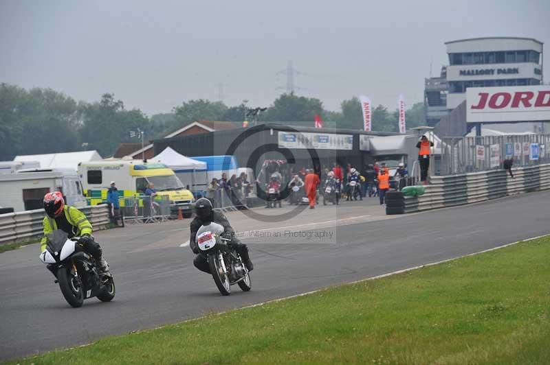 Mallory park Leicestershire;Mallory park photographs;Motorcycle action photographs;classic bikes;event digital images;eventdigitalimages;mallory park;no limits trackday;peter wileman photography;vintage bikes;vintage motorcycles;vmcc festival 1000 bikes