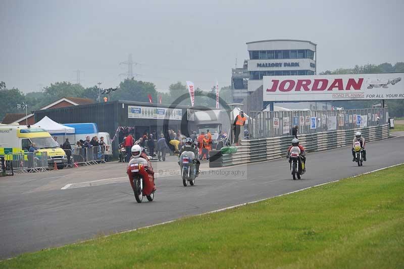 Mallory park Leicestershire;Mallory park photographs;Motorcycle action photographs;classic bikes;event digital images;eventdigitalimages;mallory park;no limits trackday;peter wileman photography;vintage bikes;vintage motorcycles;vmcc festival 1000 bikes