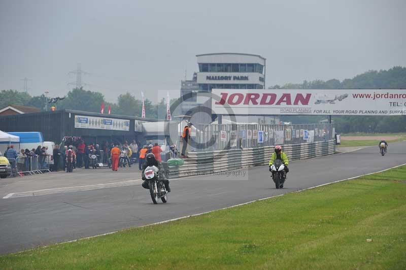 Mallory park Leicestershire;Mallory park photographs;Motorcycle action photographs;classic bikes;event digital images;eventdigitalimages;mallory park;no limits trackday;peter wileman photography;vintage bikes;vintage motorcycles;vmcc festival 1000 bikes