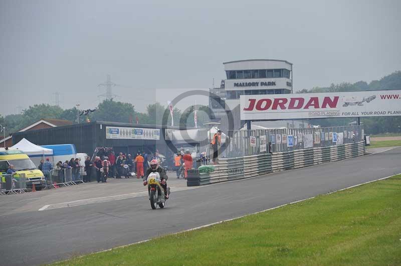 Mallory park Leicestershire;Mallory park photographs;Motorcycle action photographs;classic bikes;event digital images;eventdigitalimages;mallory park;no limits trackday;peter wileman photography;vintage bikes;vintage motorcycles;vmcc festival 1000 bikes