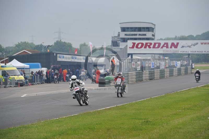 Mallory park Leicestershire;Mallory park photographs;Motorcycle action photographs;classic bikes;event digital images;eventdigitalimages;mallory park;no limits trackday;peter wileman photography;vintage bikes;vintage motorcycles;vmcc festival 1000 bikes