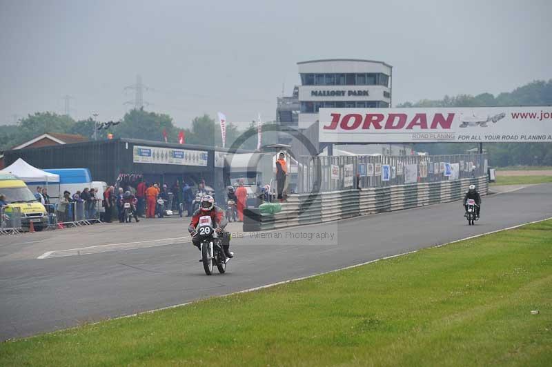 Mallory park Leicestershire;Mallory park photographs;Motorcycle action photographs;classic bikes;event digital images;eventdigitalimages;mallory park;no limits trackday;peter wileman photography;vintage bikes;vintage motorcycles;vmcc festival 1000 bikes