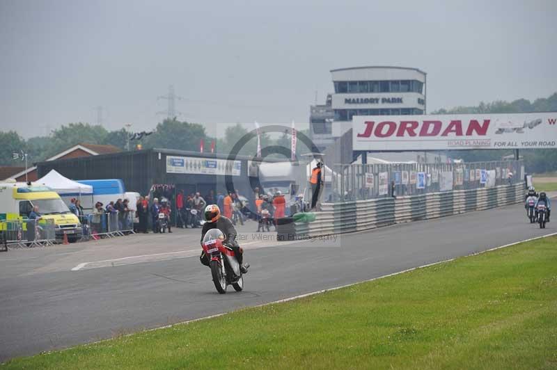 Mallory park Leicestershire;Mallory park photographs;Motorcycle action photographs;classic bikes;event digital images;eventdigitalimages;mallory park;no limits trackday;peter wileman photography;vintage bikes;vintage motorcycles;vmcc festival 1000 bikes