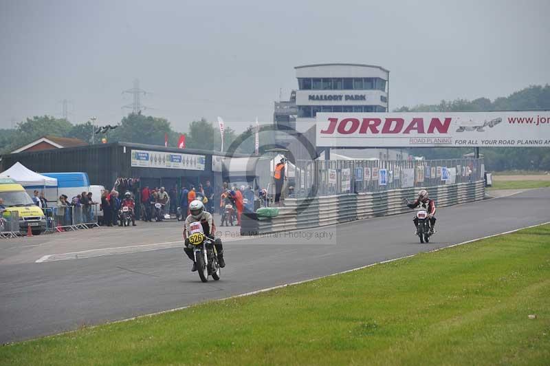 Mallory park Leicestershire;Mallory park photographs;Motorcycle action photographs;classic bikes;event digital images;eventdigitalimages;mallory park;no limits trackday;peter wileman photography;vintage bikes;vintage motorcycles;vmcc festival 1000 bikes