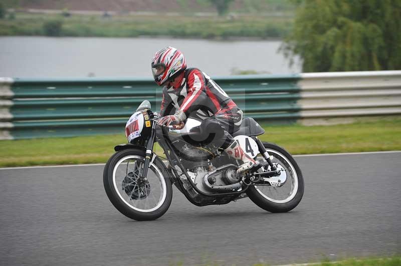 Mallory park Leicestershire;Mallory park photographs;Motorcycle action photographs;classic bikes;event digital images;eventdigitalimages;mallory park;no limits trackday;peter wileman photography;vintage bikes;vintage motorcycles;vmcc festival 1000 bikes