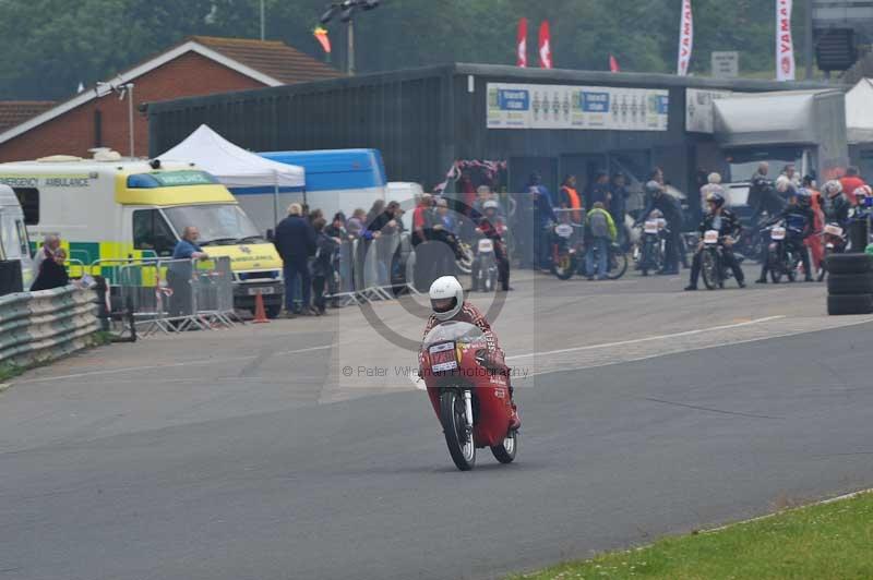 Mallory park Leicestershire;Mallory park photographs;Motorcycle action photographs;classic bikes;event digital images;eventdigitalimages;mallory park;no limits trackday;peter wileman photography;vintage bikes;vintage motorcycles;vmcc festival 1000 bikes