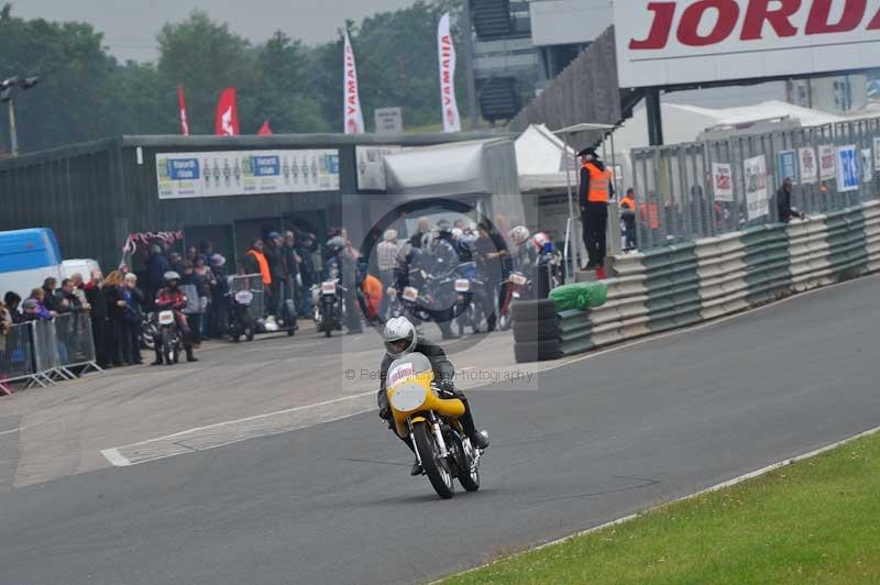 Mallory park Leicestershire;Mallory park photographs;Motorcycle action photographs;classic bikes;event digital images;eventdigitalimages;mallory park;no limits trackday;peter wileman photography;vintage bikes;vintage motorcycles;vmcc festival 1000 bikes