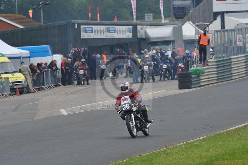 Mallory park Leicestershire;Mallory park photographs;Motorcycle action photographs;classic bikes;event digital images;eventdigitalimages;mallory park;no limits trackday;peter wileman photography;vintage bikes;vintage motorcycles;vmcc festival 1000 bikes