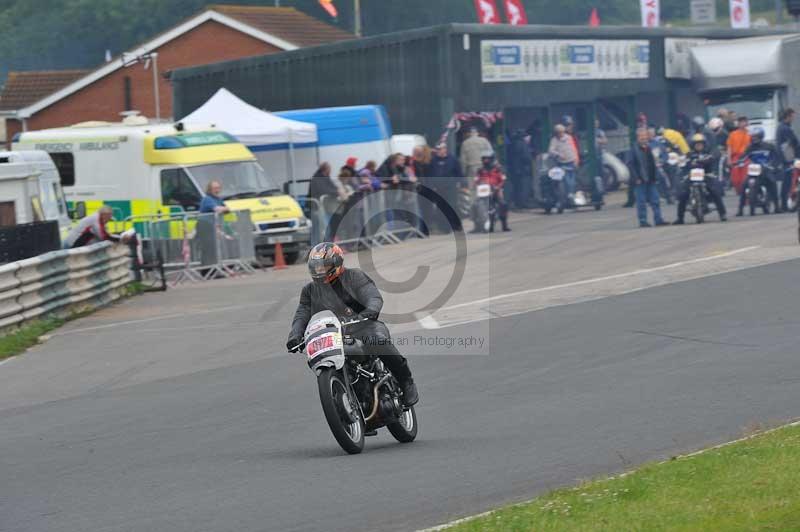 Mallory park Leicestershire;Mallory park photographs;Motorcycle action photographs;classic bikes;event digital images;eventdigitalimages;mallory park;no limits trackday;peter wileman photography;vintage bikes;vintage motorcycles;vmcc festival 1000 bikes