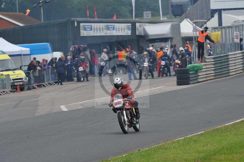 Mallory park Leicestershire;Mallory park photographs;Motorcycle action photographs;classic bikes;event digital images;eventdigitalimages;mallory park;no limits trackday;peter wileman photography;vintage bikes;vintage motorcycles;vmcc festival 1000 bikes