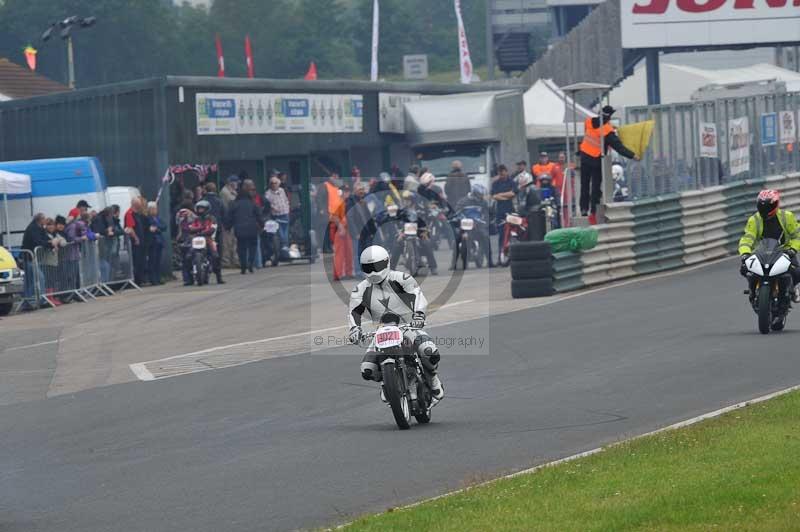 Mallory park Leicestershire;Mallory park photographs;Motorcycle action photographs;classic bikes;event digital images;eventdigitalimages;mallory park;no limits trackday;peter wileman photography;vintage bikes;vintage motorcycles;vmcc festival 1000 bikes