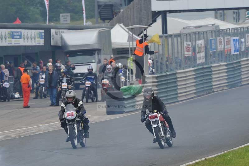 Mallory park Leicestershire;Mallory park photographs;Motorcycle action photographs;classic bikes;event digital images;eventdigitalimages;mallory park;no limits trackday;peter wileman photography;vintage bikes;vintage motorcycles;vmcc festival 1000 bikes